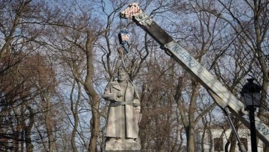 أوكرانيا تزيل تمثال محرر كييف في الحرب العالمية الثانية