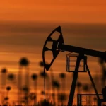 ارتفاع أسعار النفط بعد تقديرات بتراجع مخزونات الخام الأمريكية